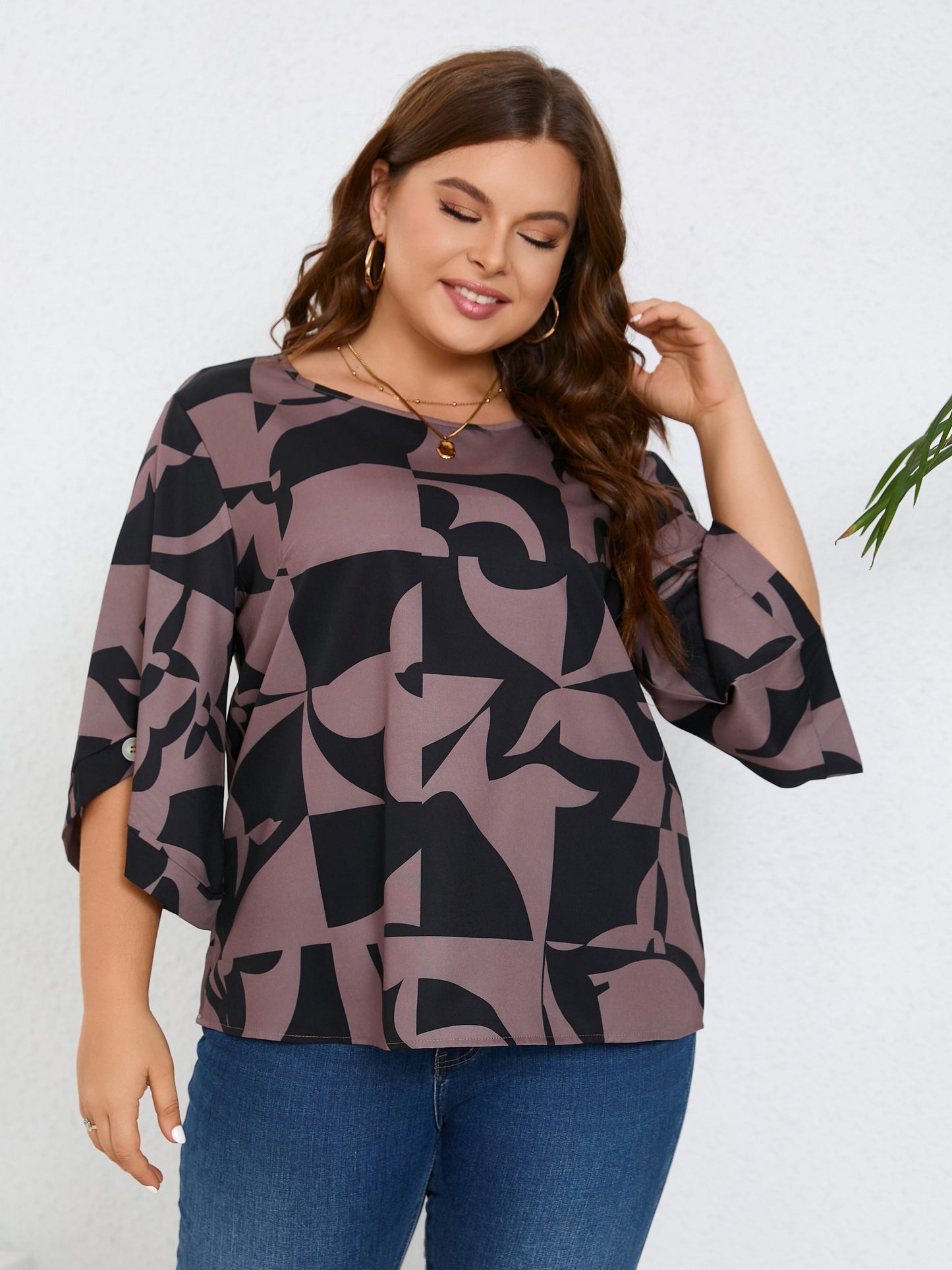 Fashionable Plus Size Geometric Pattern Blouse - Stylish & Comfortable Spring Wear for Curvy Women - Trendy Crew Neck, Short Sleeves