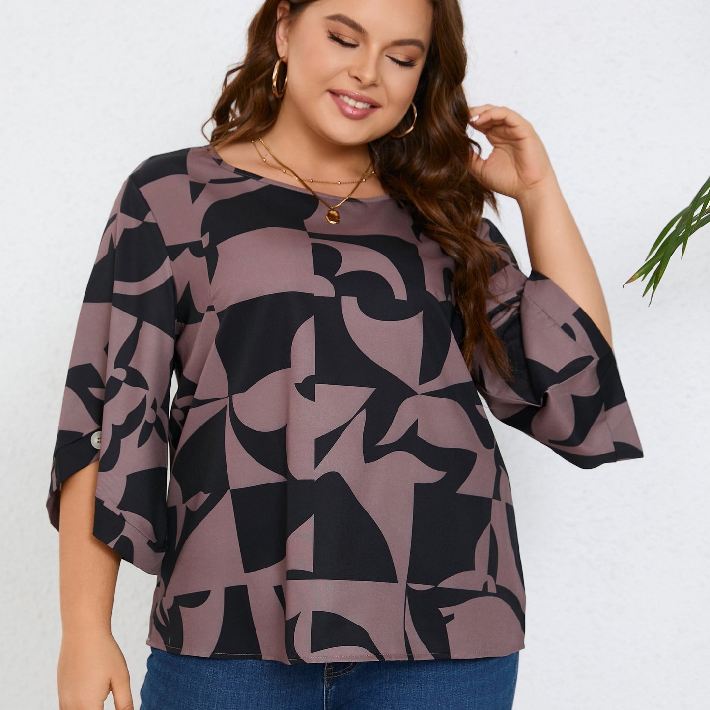 Fashionable Plus Size Geometric Pattern Blouse - Stylish & Comfortable Spring Wear for Curvy Women - Trendy Crew Neck, Short Sleeves