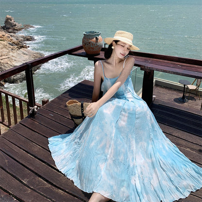 2025 Niche design holiday seaside photography is beautiful, and the film is worn with a big pendulum suspender dress and a dopamine beach dress.