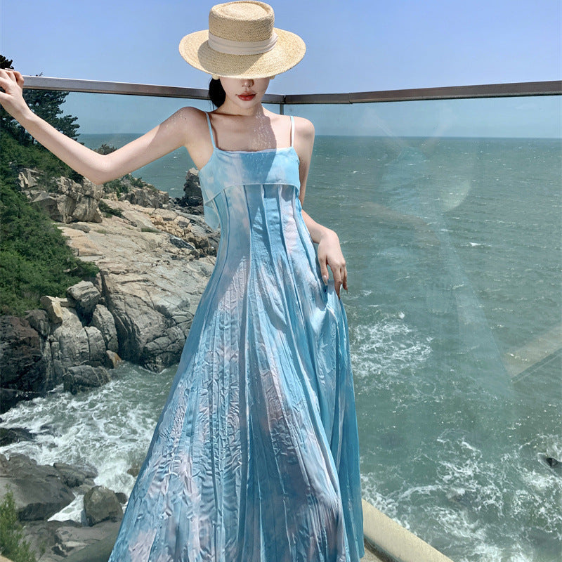 2025 Niche design holiday seaside photography is beautiful, and the film is worn with a big pendulum suspender dress and a dopamine beach dress.