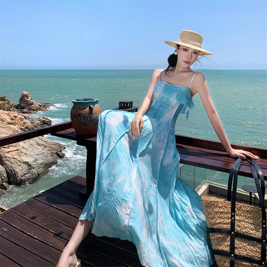 2025 Niche design holiday seaside photography is beautiful, and the film is worn with a big pendulum suspender dress and a dopamine beach dress.