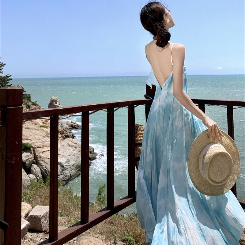 2025 Niche design holiday seaside photography is beautiful, and the film is worn with a big pendulum suspender dress and a dopamine beach dress.