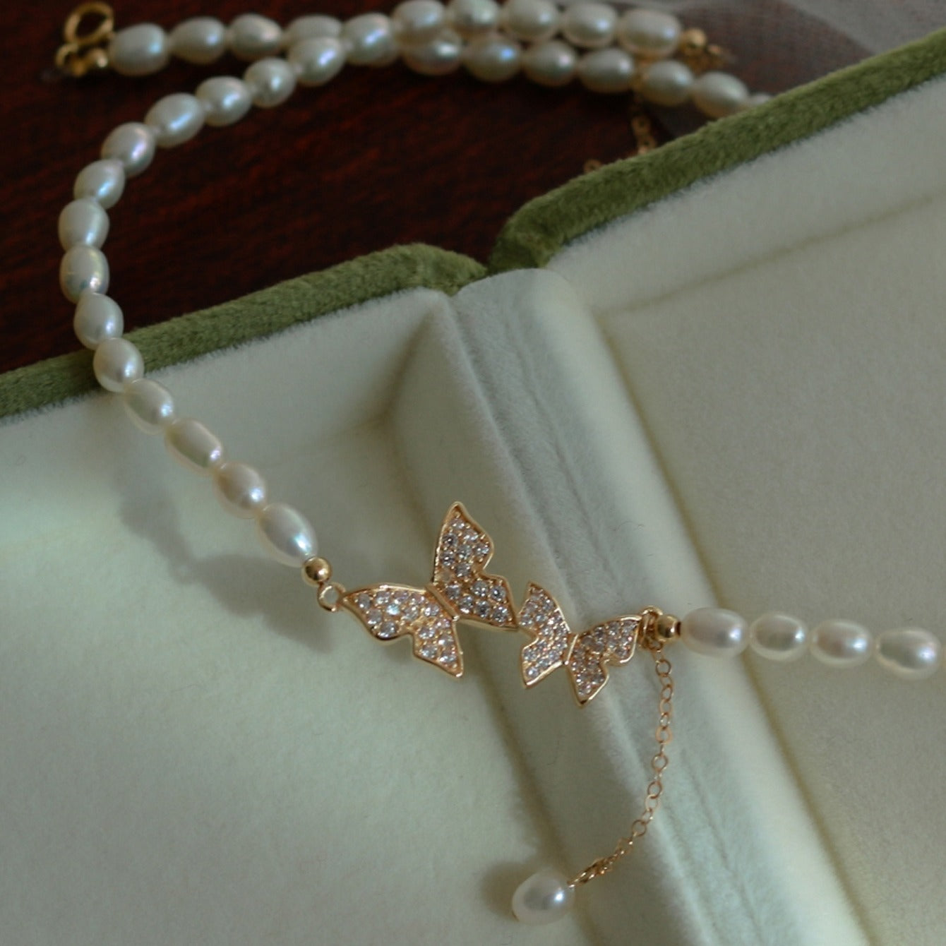 Butterfly Necklace With Faux Pearls Beads Elegant Beaded Necklace Lovely Neck Jewelry Perfect For Any Occasion